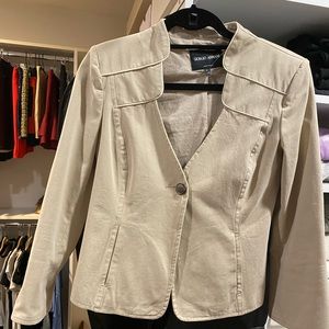 Gorgeous Giorgio Armani jacket. Worn few times, perfect condition! Size 6